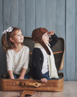 Photo type rétro de deux enfants dans une valise ancienne