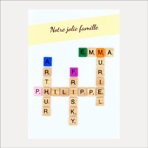 Une affiche scrabble au format A4, avec 5 prénoms dont l’initiale est en couleur
