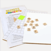 Matériel contenu dans un coffret DIY, dont une affiche vierge, quelques lettres, et notice