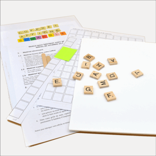 Matériel contenu dans un coffret DIY, dont une affiche vierge, quelques lettres, et notice