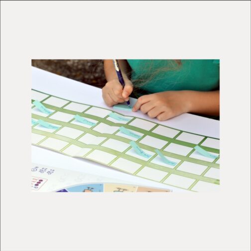 Un enfant écrit sur les post-its pour les placer dans l’arbre généalogique